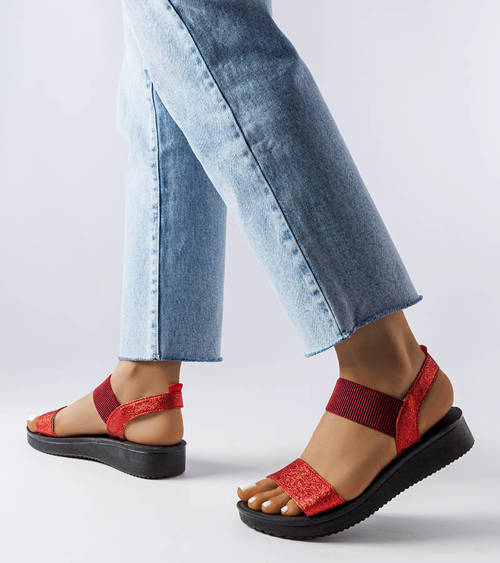 Červené třpytivé sandály od Amathousa